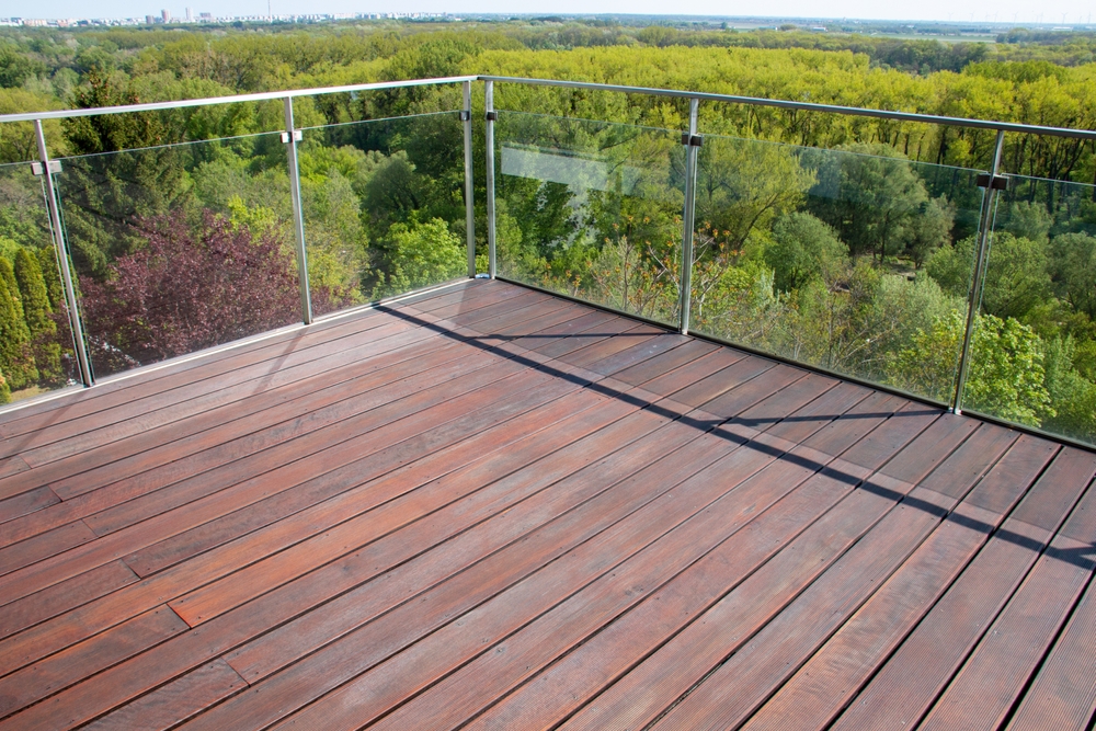 Contemporary,Architecture,Appartment,Balcony,View,With,Exotic,Cumaru,Wood,Decking